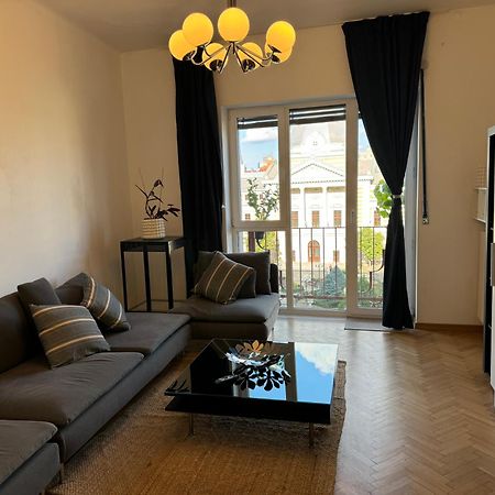 Airy & Beautiful Downtown Apartment Bukarest Kültér fotó