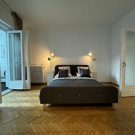 Airy & Beautiful Downtown Apartment Bukarest Kültér fotó