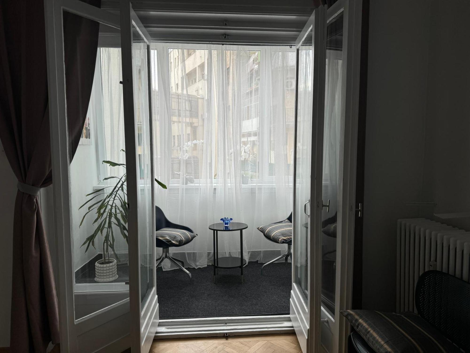 Airy & Beautiful Downtown Apartment Bukarest Kültér fotó