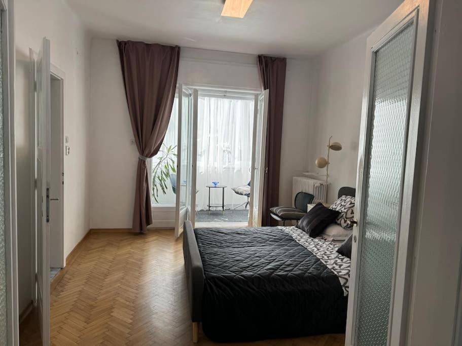 Airy & Beautiful Downtown Apartment Bukarest Kültér fotó