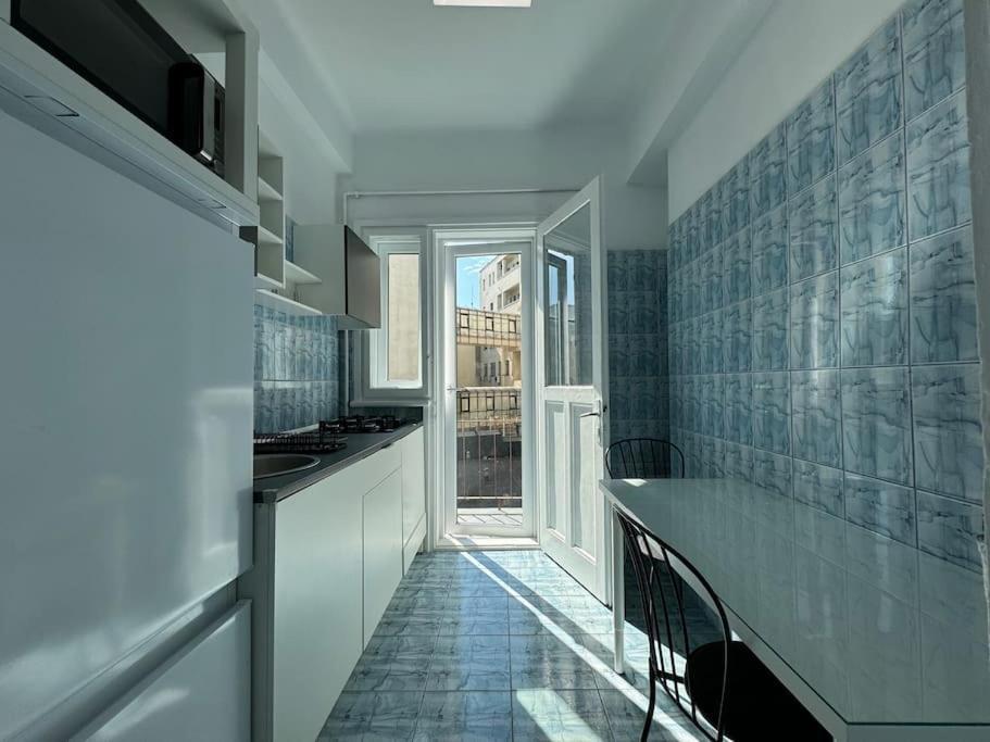 Airy & Beautiful Downtown Apartment Bukarest Kültér fotó